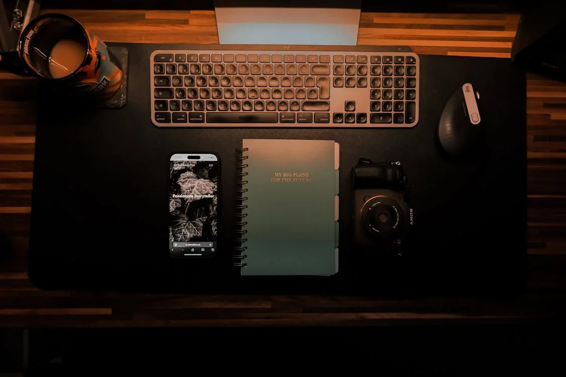 Stack d'outils cognitifs organisé : smartphone, agenda, post-its et planner sur un bureau — la prothèse cognitive externalisée du cerveau TDAH